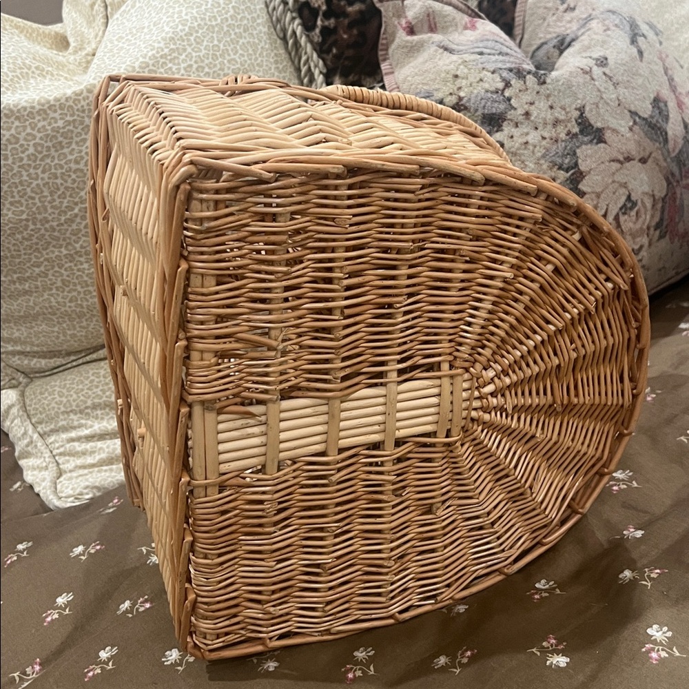 Picnic basket w/divided storage - Picture 6 of 7
